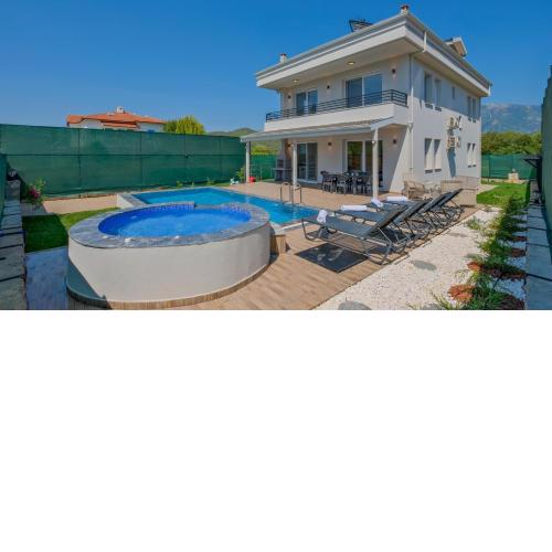 Villa Esmeralda, Jakuzili Çocuk Havuzlu Lüks Villa