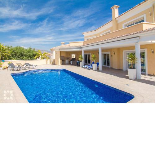 Villa Esplendida by Abahana Villas
