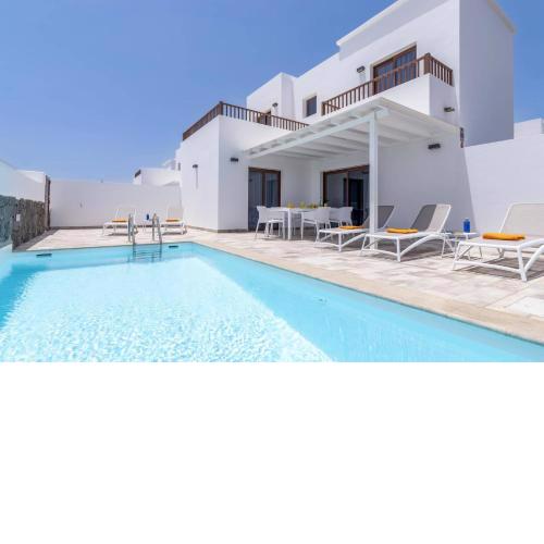 Villa Femes by Villa Plus
