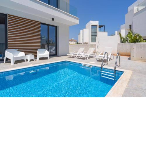 Villa Flora's 3-Bedroom Retreat with Private Pool