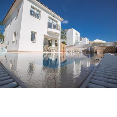 Villa Foros Dyo - Modern 3 Bedroom Pernera Villa with Pool - Close to all Amenities