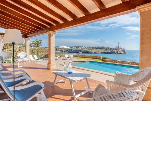 Villa Front a Far