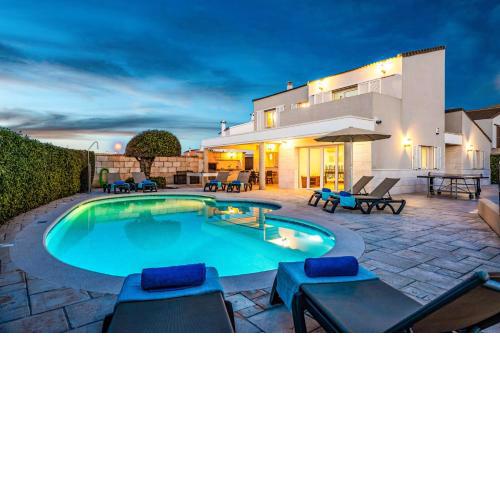 Villa Gris by Villa Plus