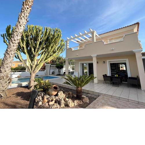 Villa Hermosa with a private pool