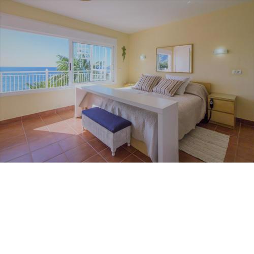 Villa in protected space in front of the sea