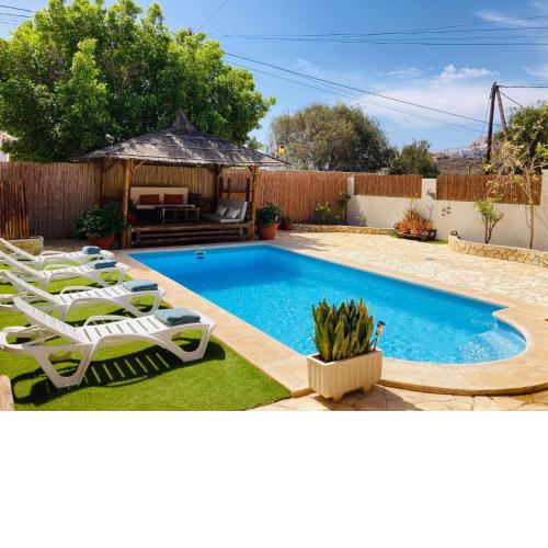 Villa Ingrid. Piscina exterior.