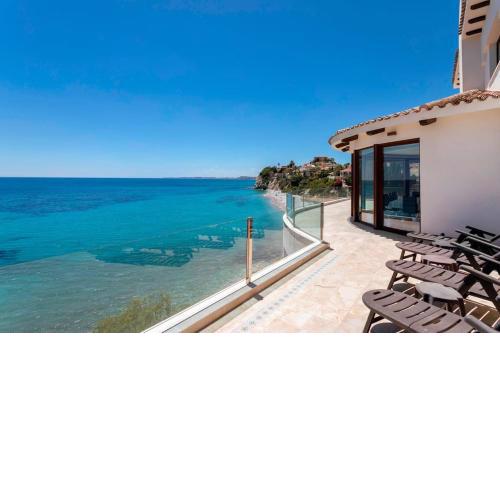 Villa Irene, Large First Line Villa wíth amazing sea- and coast views and large private swimming pool!