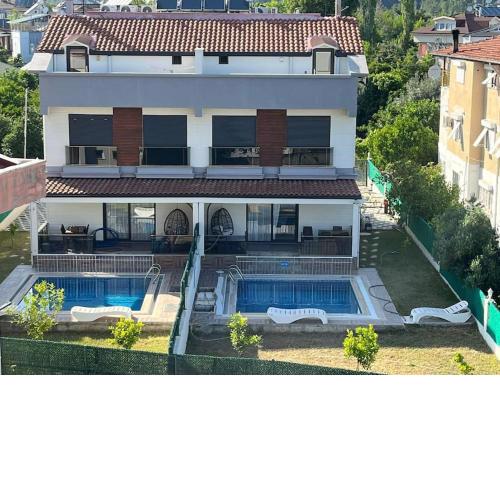 Villa Isra 5 plus 1 Bedroom Villa Private Pool and Garden