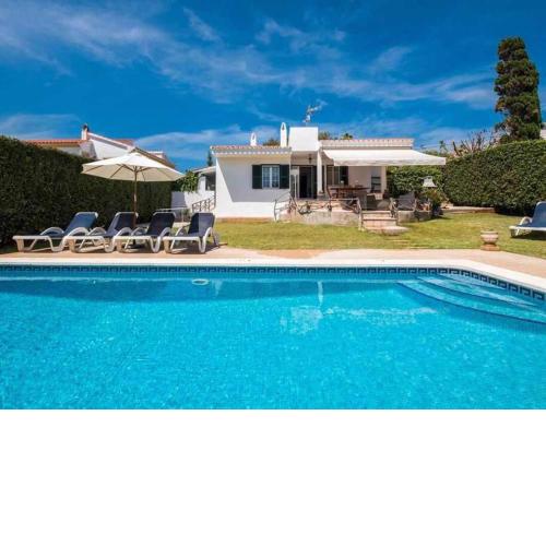 VILLA JARAMA Elegante chalet cerca de la playa