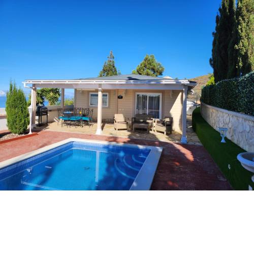 Villa Karla con Piscina: Tranquilidad y Naturaleza