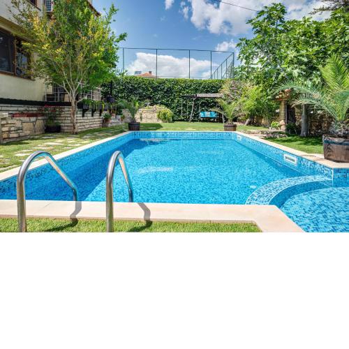 Villa Komitata-Pool and Jacuzzi