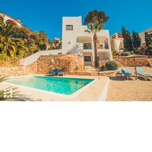 Villa La Quinta Blanca by Abahana Villas