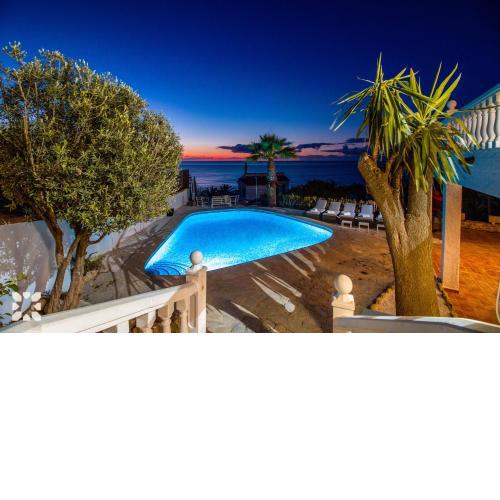 Villa La Suerte by Abahana Villas