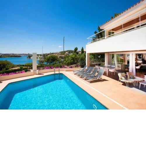VILLA LANTANA Lujo y estilo con vistas únicas al puerto de Mahón