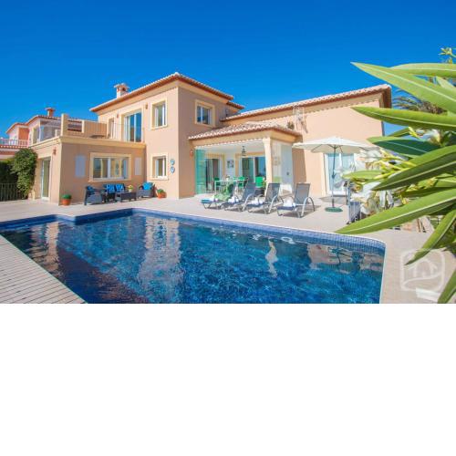 Villa Las Flores by Abahana Villas