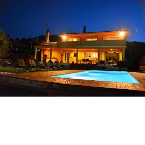Villa Lia 10 Minutes Drive Sitges Very confortable AC Pool XL Garden Sunny oriented