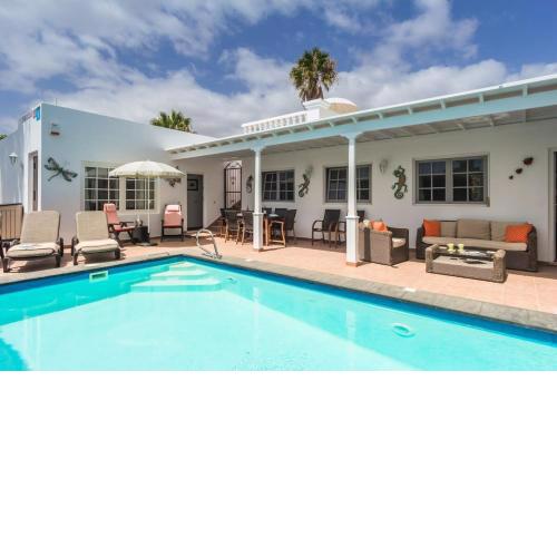 Villa Lorna with air conditioning hot tub and games room