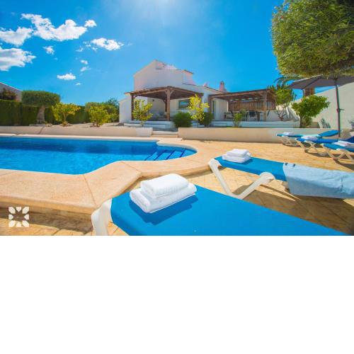 Villa Los Almendros by Abahana Villas