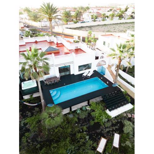 Villa Los Flamencos by Veaco- Beachfront & pool
