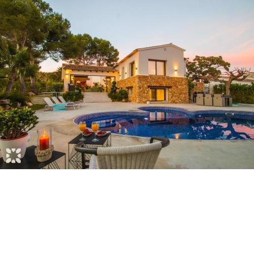 Villa Los Roques by Abahana Villas