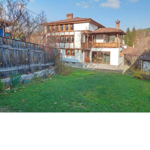 Villa Lyutovi Holiday Home