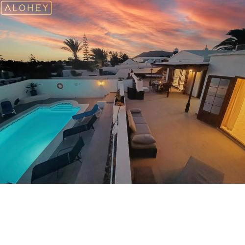 VILLA MAGICA 7 MINUTES WALK TO CENTER WITH POOL AND A/C