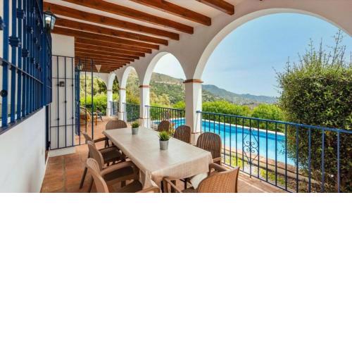 Villa Málaga con Piscina Vallada, Barbacoa y hermosas vistas by AndaraHolidays