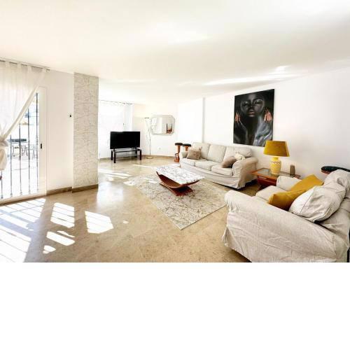 Villa Marbella, Nueva Andalucía, 3 Floors, Pool