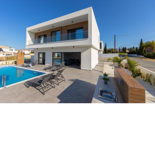 Villa Marlene, walking distance to Coral Beach!
