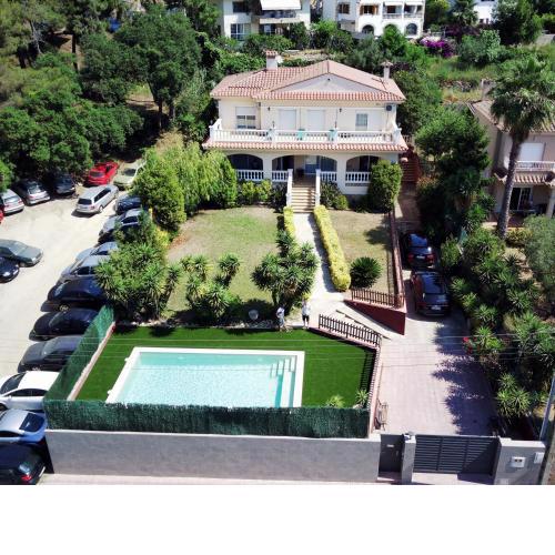 VILLA MIRAFLORES-center and beach