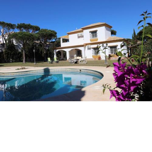 Villa mit großem Garten und Pool , 300M zum Meer