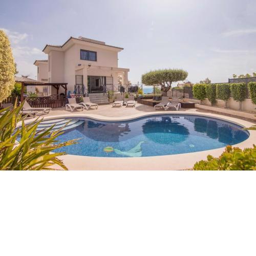 Villa moderna con piscina