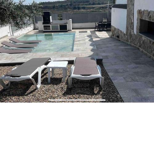 Villa Oasis entre Viñedos cerca de Barcelona con A A y piscina climatizada