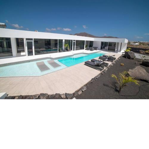 Villa Odyssey with private heated pool in Playa Blanca