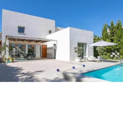 Villa Paloma with private pool, located 350m to the sea and tram station!