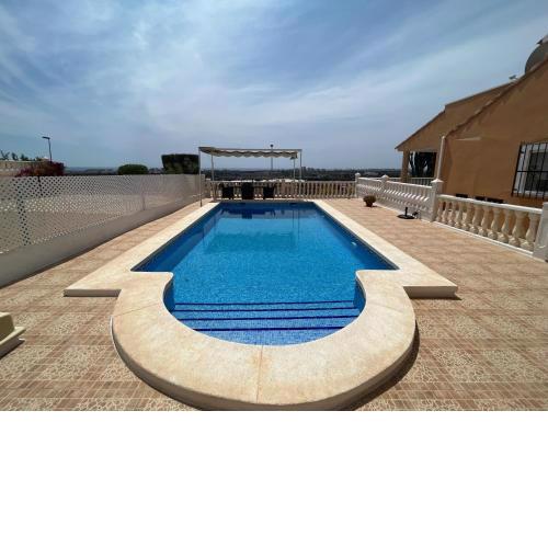 Villa privada y tranquila con piscina y vistas al mar