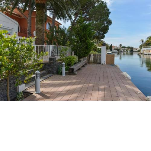 Villa Requesens on Canal