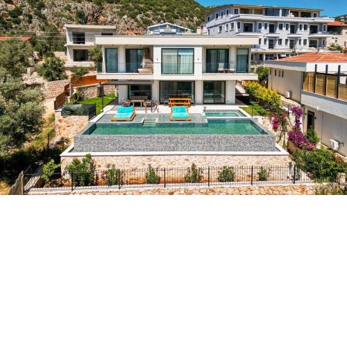 Villa Siren, Female Housekeeper