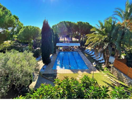 Villa Sitges El Ranch Amaizing Outdoor Areas Beaches at 5 minutes walk Sitges at 15 min drive AC Pool Jacuzzi & Garden XXL