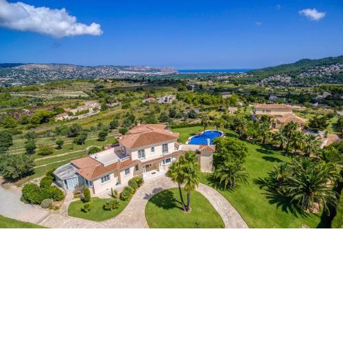 Villa Tarraula by Villa Plus