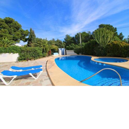 Villa totalmente independiente con piscina comunitaria
