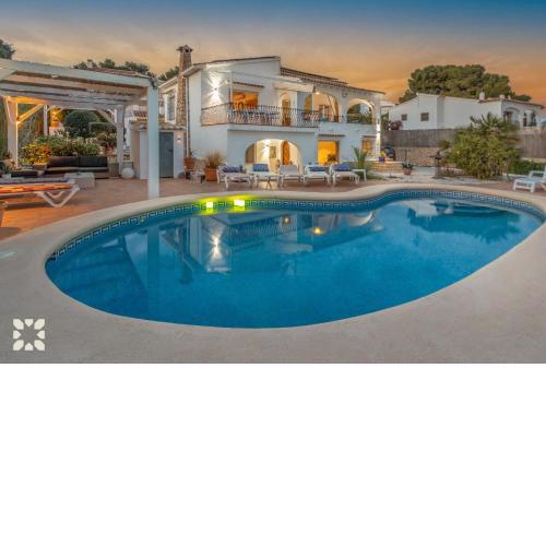 Villa Volantis by Abahana Villas