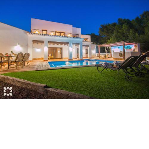 Villa Waterfront by Abahana Villas
