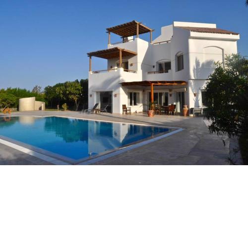 Villa with 5 bedrooms & 4 bathrooms - private heated pool