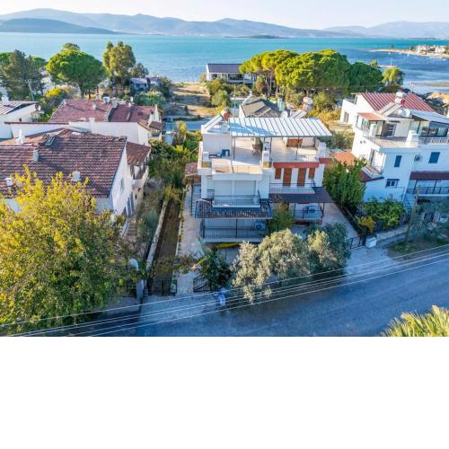Villa with garden in Urla, Torasan