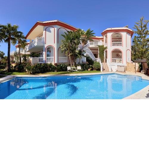 Villa with Heated Pool & Sea Views in Marbella