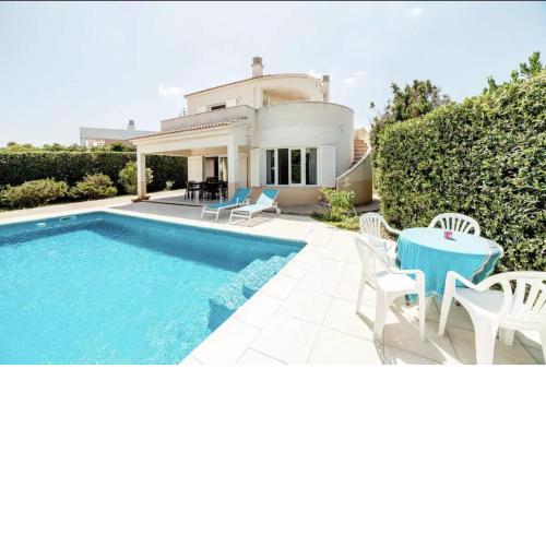 Villa with pool in Cala Blanca with sea views