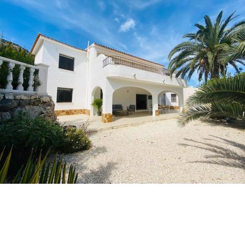 Villa with private pool and close to the beach