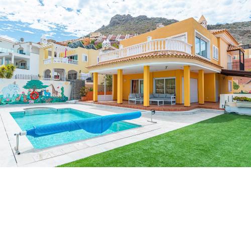 Villa with private pool and magnificent views
