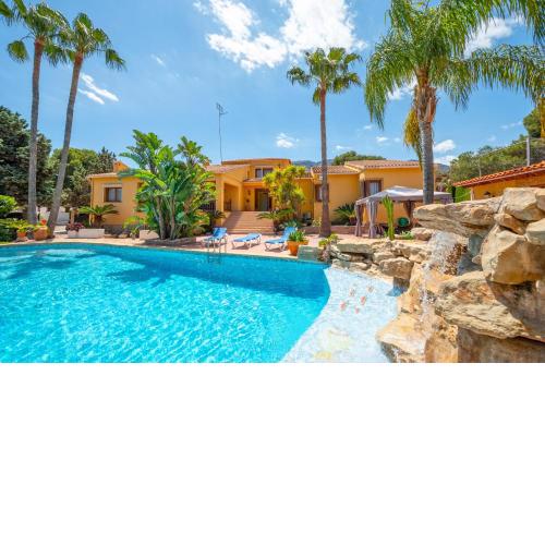 Villa with private pool and tennis court 150 metres from the sea-Villa el Olivo